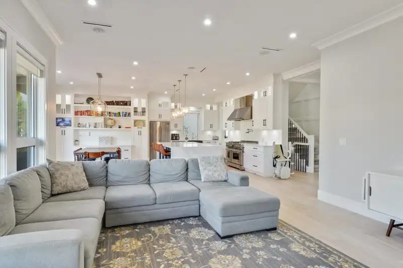 14149 16 AVENUE - photo 4 of 35