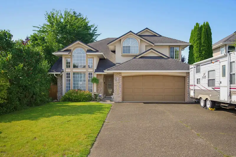 19128 63 AVENUE - photo 2 of 39