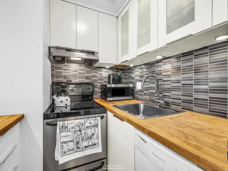 1205 1250 BURNABY STREET - photo 1 of 31