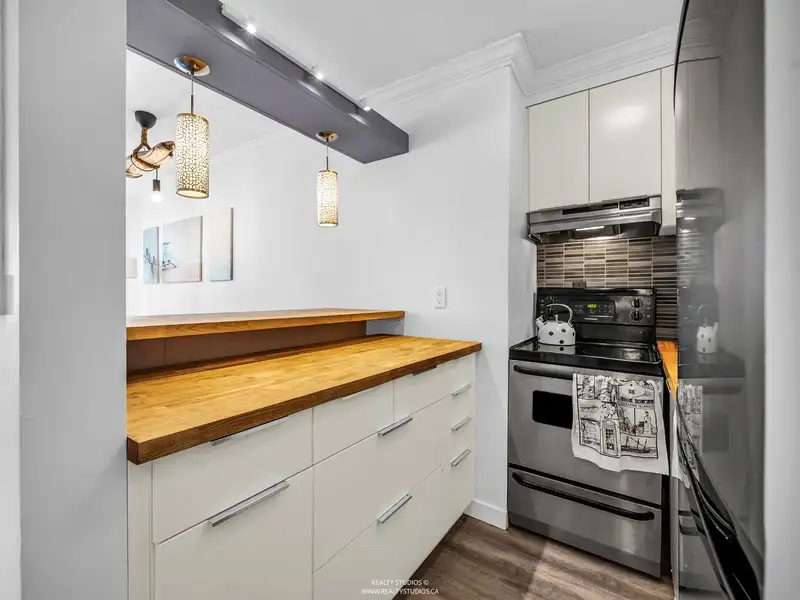 1205 1250 BURNABY STREET - photo 3 of 31