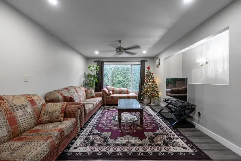 2582 MITCHELL STREET - photo 4 of 37
