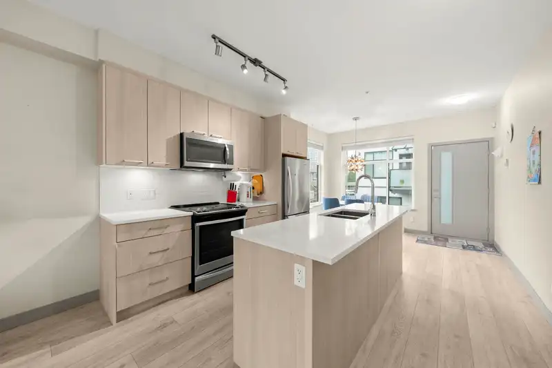 216 7001 ROYAL OAK AVENUE - photo 4 of 19