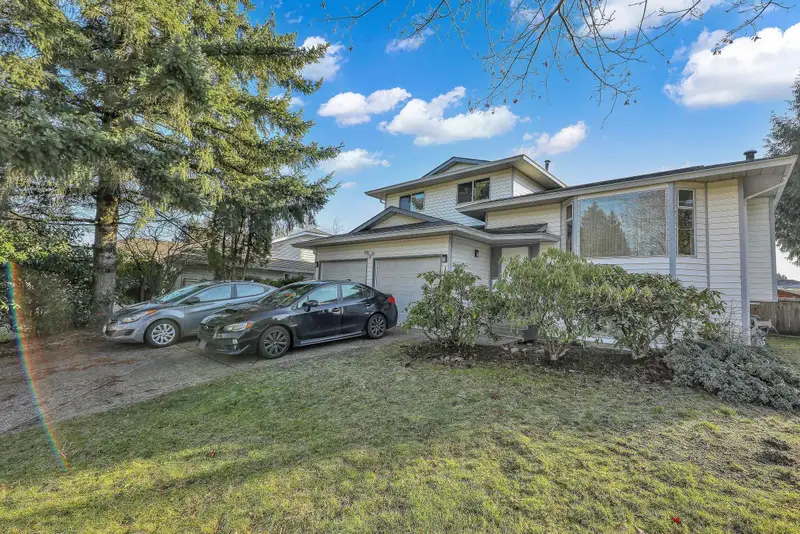 15662 91A AVENUE - photo 2 of 25