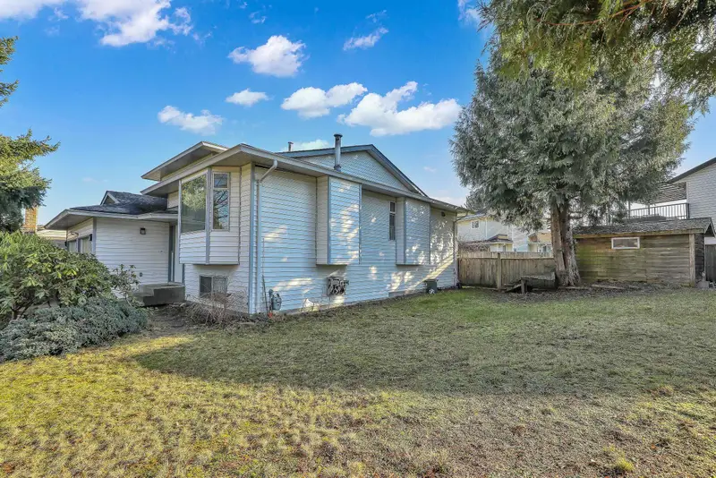 15662 91A AVENUE - photo 3 of 25