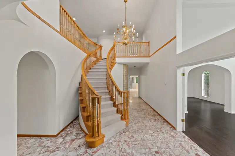 11560 GRANVILLE AVENUE - photo 3 of 20