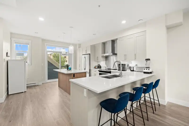 148 20498 82 AVENUE - photo 3 of 39