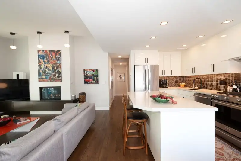 301 1696 W 10TH AVENUE - photo 4 of 39