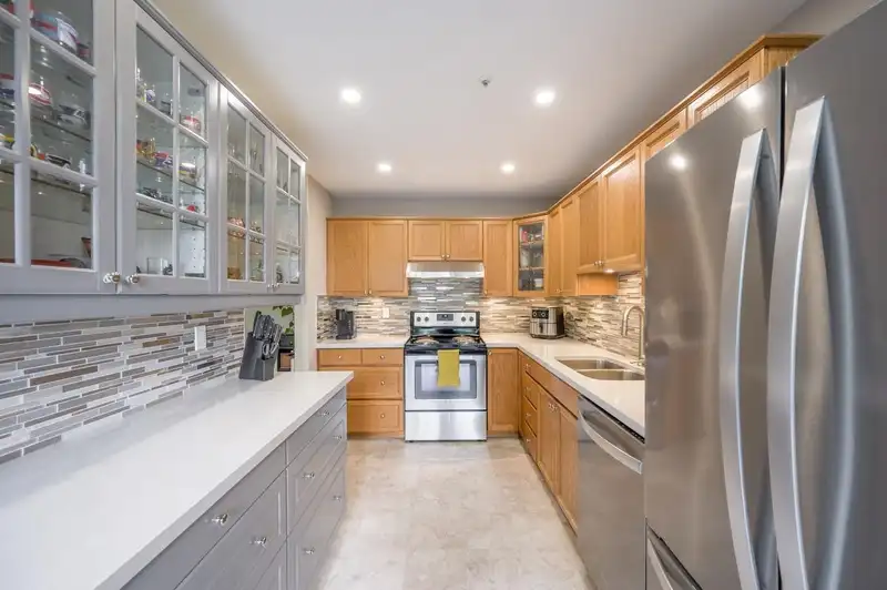 309 48 RICHMOND STREET - photo 2 of 26