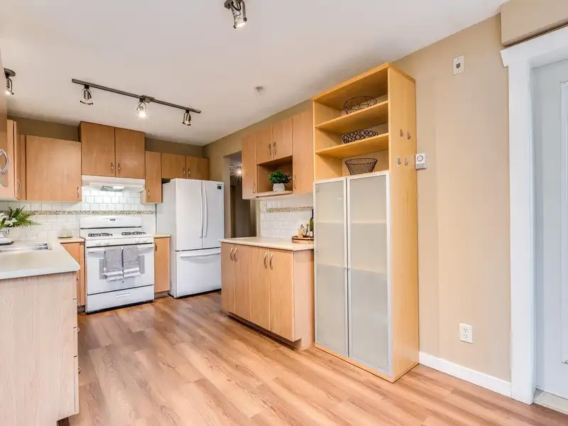 304 2988 SILVER SPRINGS BOULEVARD - photo 4 of 32