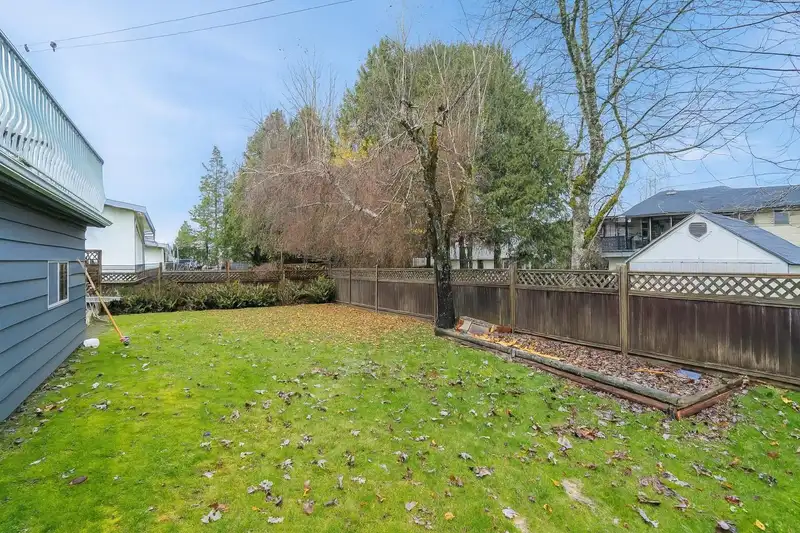 11249 80 AVENUE - photo 3 of 35
