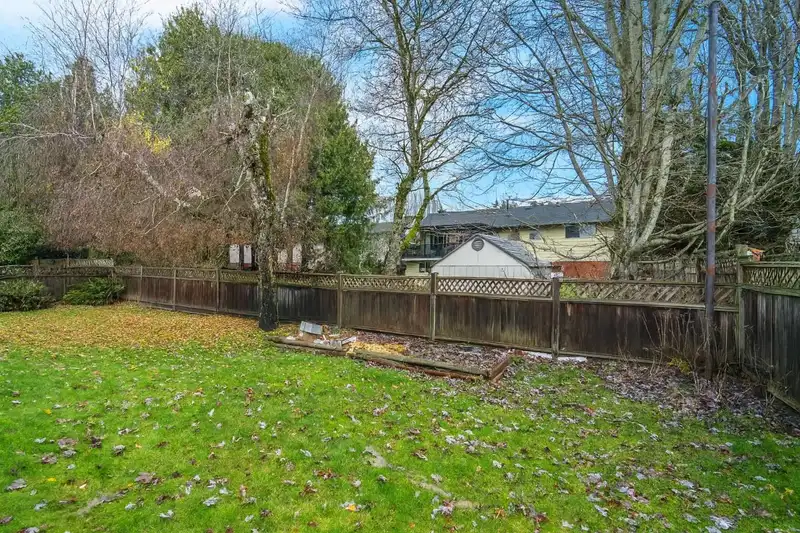 11249 80 AVENUE - photo 4 of 35