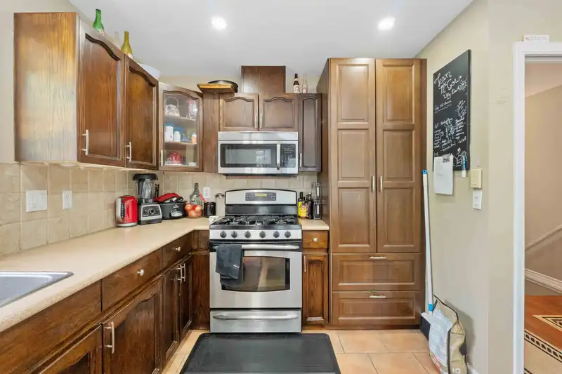 21543 93A AVENUE - photo 3 of 27