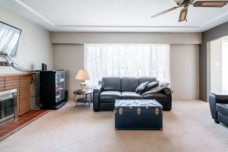 6136 IRMIN STREET - photo 4 of 39