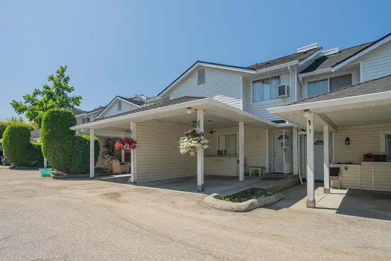 6 22411 124 AVENUE - photo 1 of 19