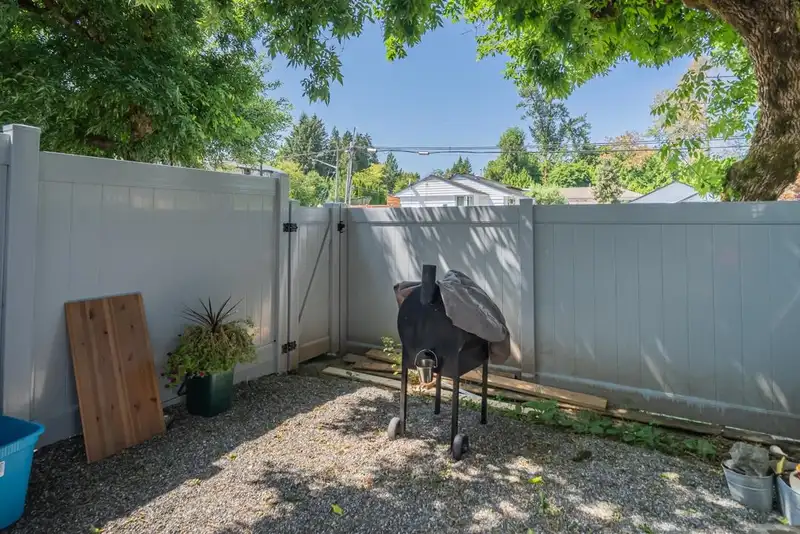 6 22411 124 AVENUE - photo 4 of 19