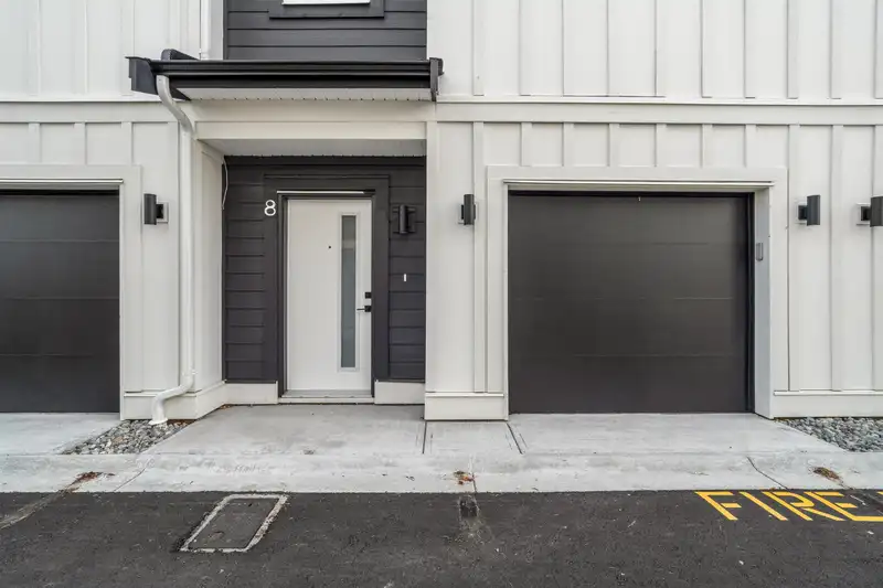 8 2360 CRESCENT WAY - photo 3 of 34