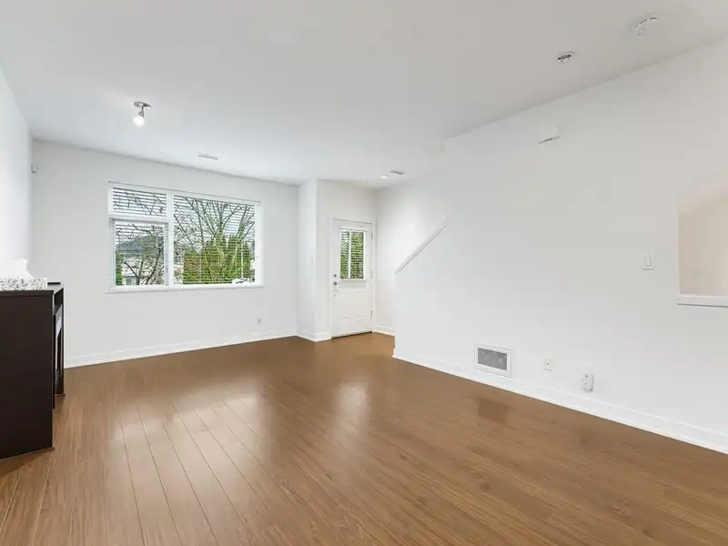 10 4099 NO. 4 ROAD - photo 2 of 20