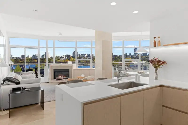 701 628 KINGHORNE MEWS - photo 1 of 24