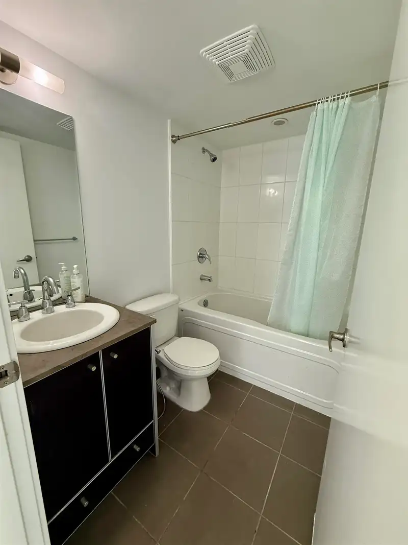 1602 9981 WHALLEY BOULEVARD - photo 2 of 10