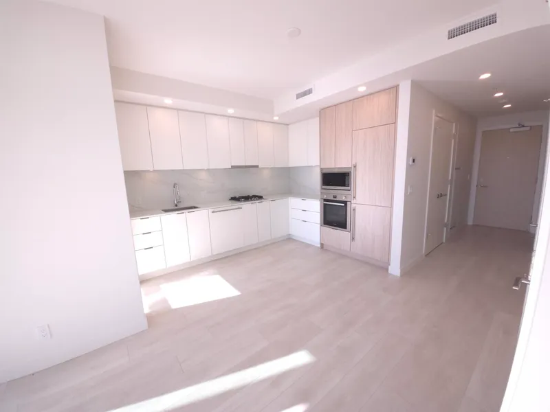 2403 537 COTTONWOOD AVENUE - photo 4 of 12