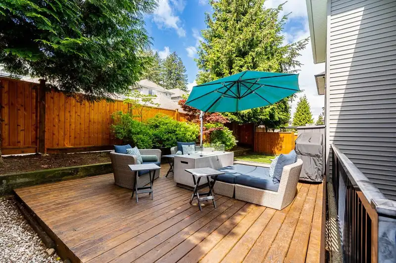 6125 150A STREET - photo 4 of 37