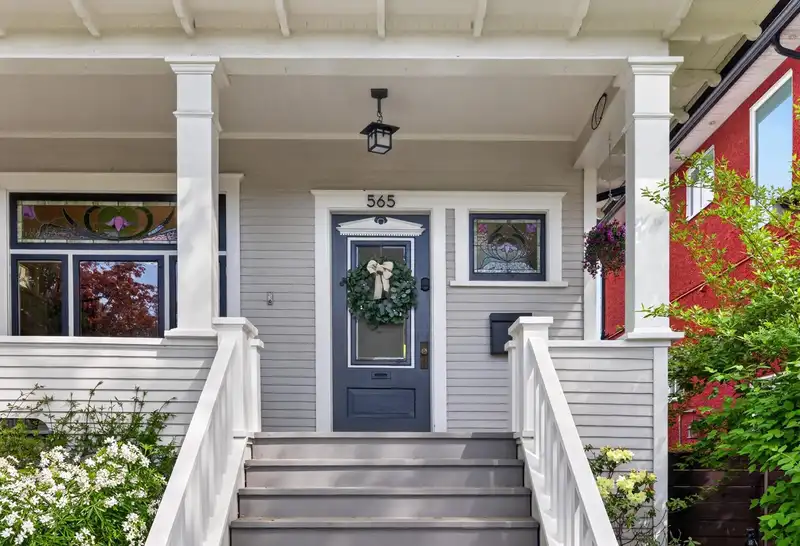 565 E 45TH AVENUE - photo 4 of 39