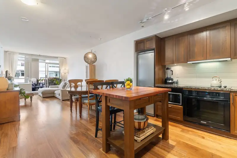 608 2228 W BROADWAY - photo 2 of 27