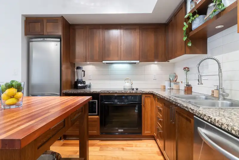 608 2228 W BROADWAY - photo 3 of 27