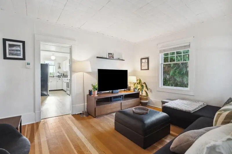 404 E 46TH AVENUE - photo 4 of 29