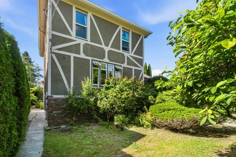 205 FOURTH AVENUE - photo 4 of 36