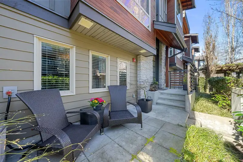 5 897 PREMIER STREET - photo 3 of 37