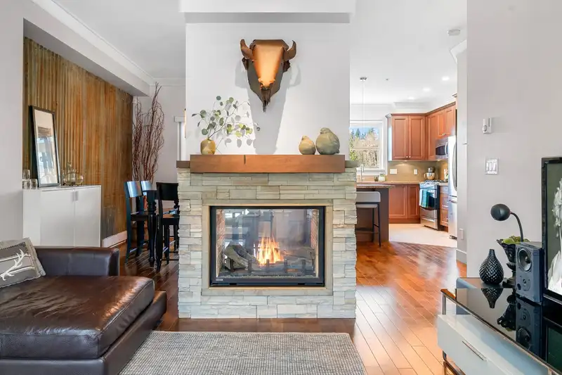5 897 PREMIER STREET - photo 4 of 37