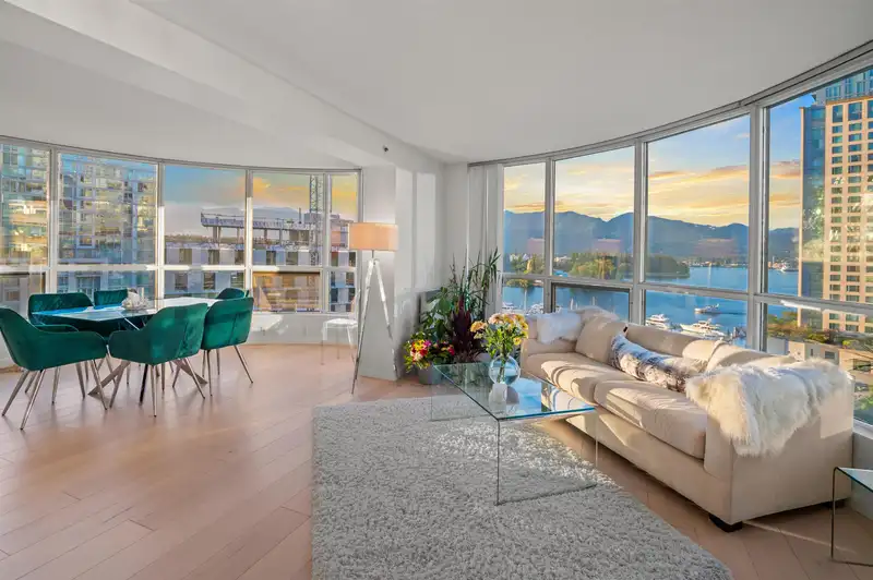 1002 555 JERVIS STREET - photo 3 of 13