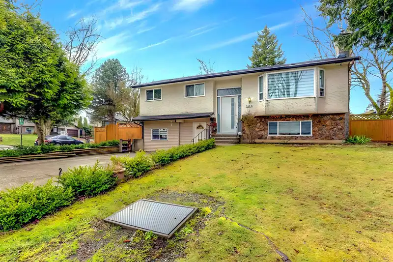 7463 TODD CRESCENT - photo 3 of 17