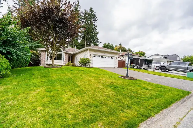 953 165 STREET - photo 3 of 36