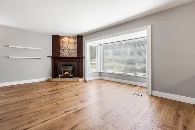 2396 FARRANT CRESCENT - photo 4 of 40