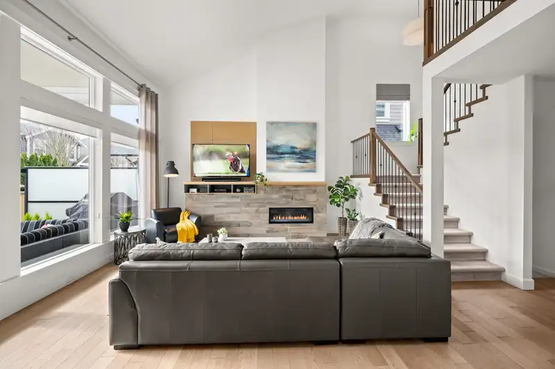16758 22A AVENUE - photo 4 of 40