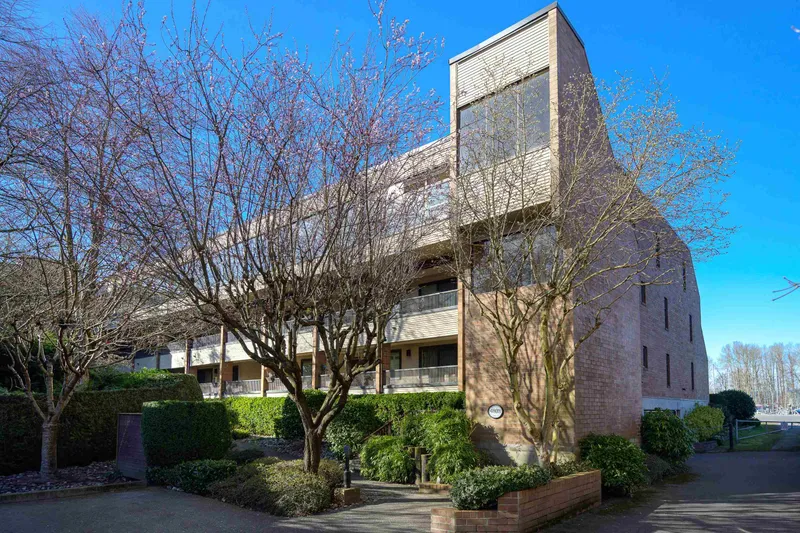 110 4803 48 AVENUE - photo 2 of 25