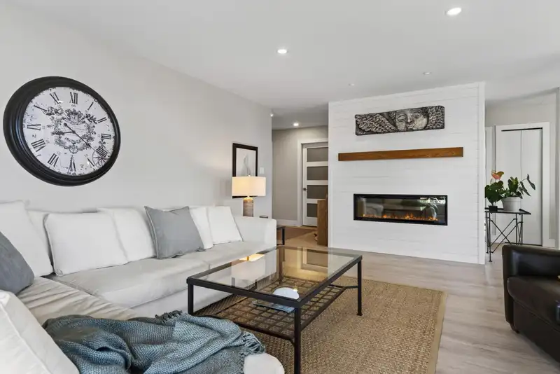 302 1290 MARTIN STREET - photo 3 of 39
