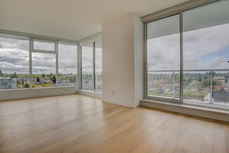 1209 2220 KINGSWAY - photo 1 of 20
