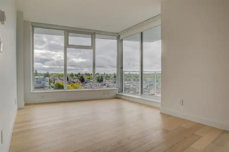 1209 2220 KINGSWAY - photo 2 of 20