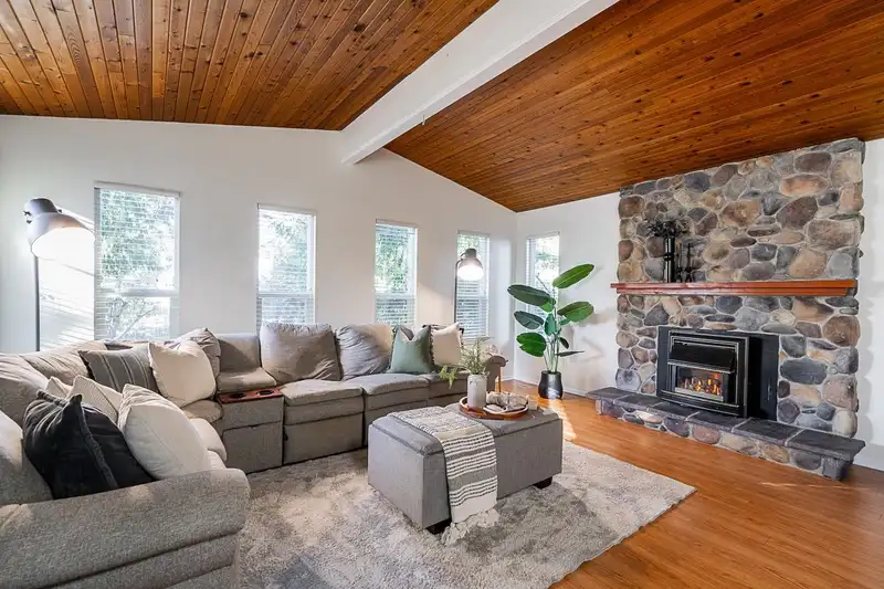 920 SHAKESPEARE AVENUE - photo 1 of 28