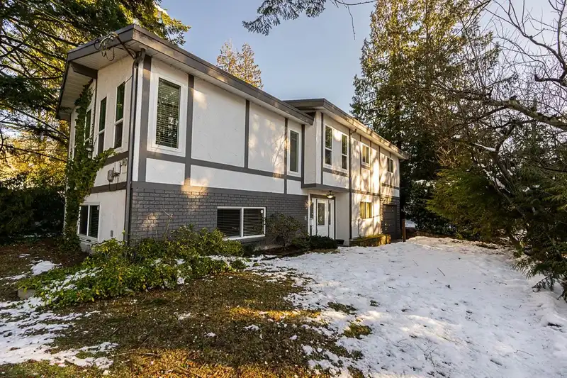 920 SHAKESPEARE AVENUE - photo 2 of 28