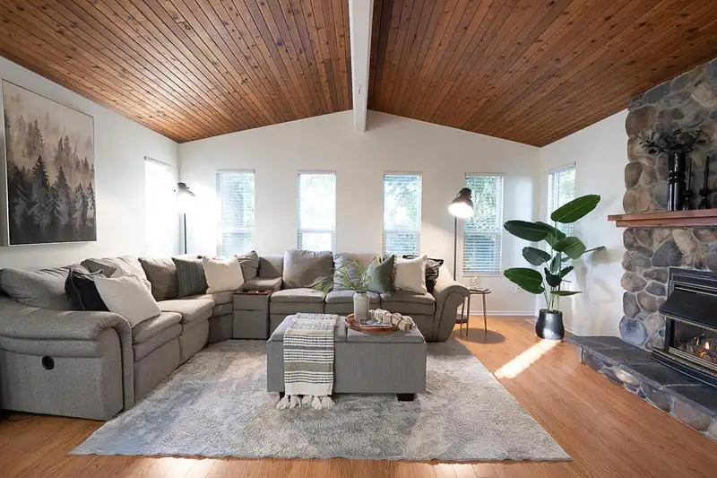 920 SHAKESPEARE AVENUE - photo 3 of 28