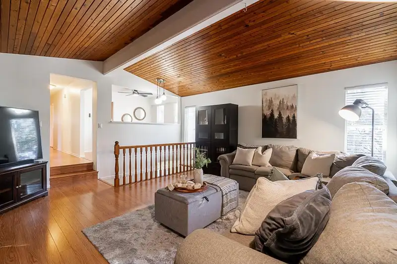 920 SHAKESPEARE AVENUE - photo 4 of 28