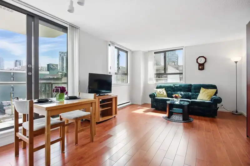 508 789 DRAKE STREET - photo 1 of 32