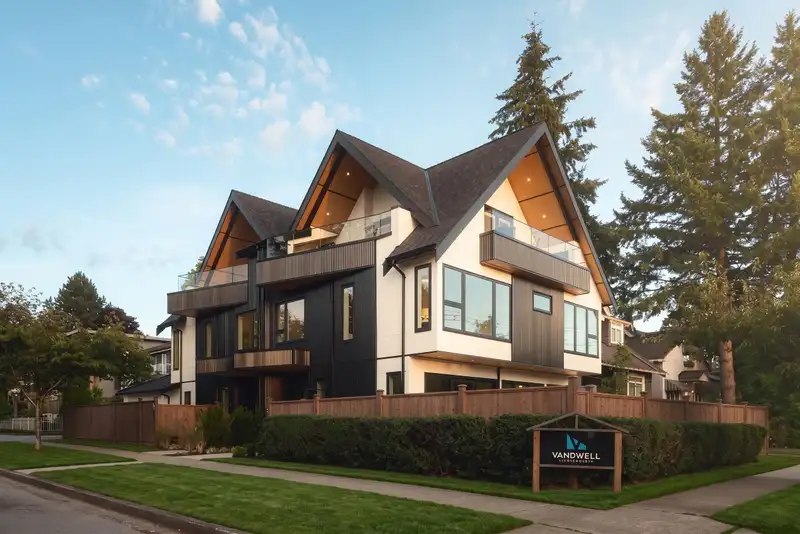 1 812 E 26TH AVENUE - photo 1 of 31