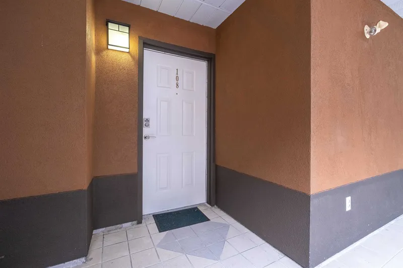 108 15233 PACIFIC AVENUE - photo 2 of 25