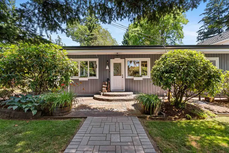 13270 58 AVENUE - photo 3 of 40