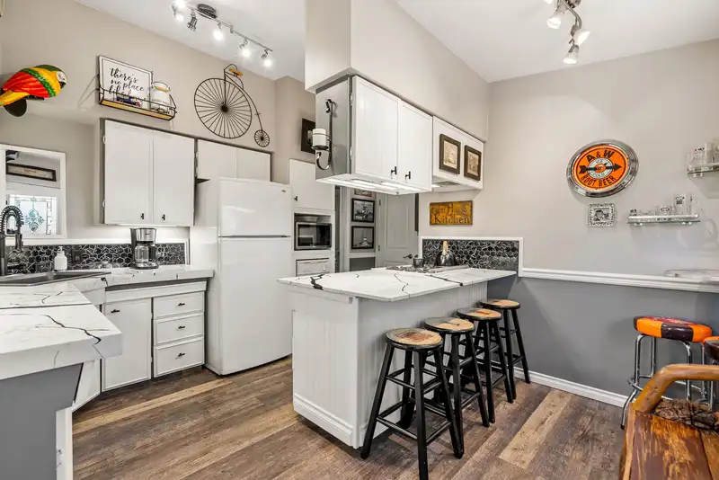 13270 58 AVENUE - photo 4 of 40